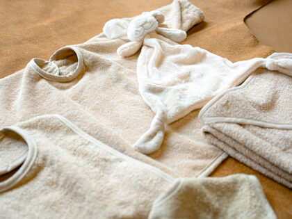 Set Bandana Slab Uni Line, Slab Uni Line, Mouwslab Uni Line, tutdoekje/knuffeltje, Badcape - Stoffeerderij Sabrina crème