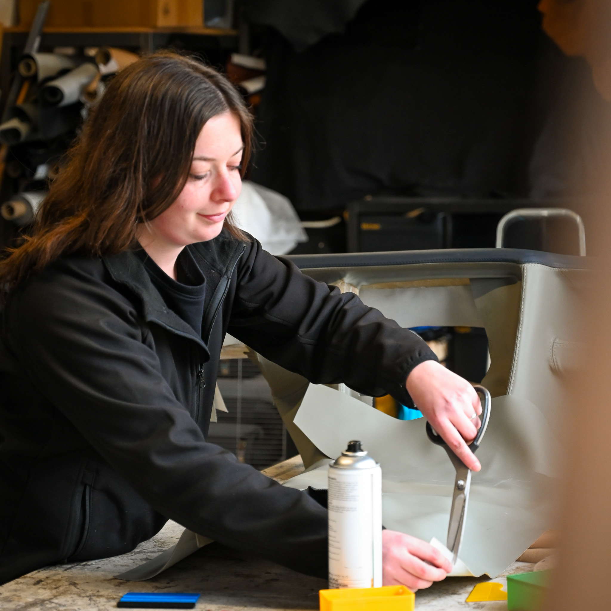 Sabrina van Bemmel aan het stofferen