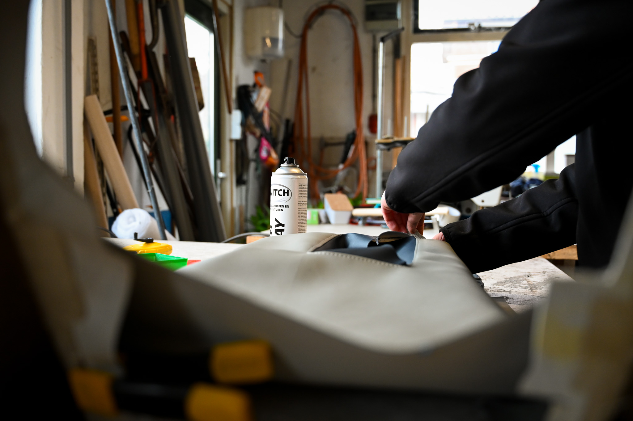 Sabrina van Bemmel aan het stofferen