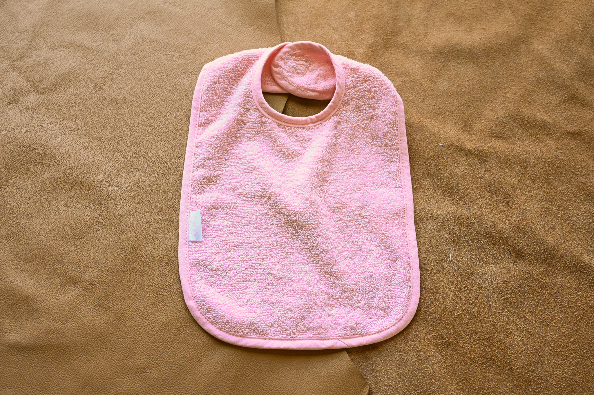Slab roze